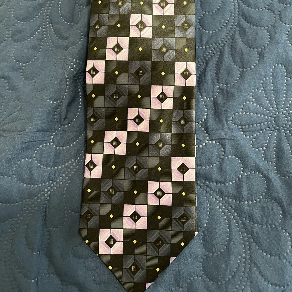 Croft and Barrow men’s Purple pattern silk tie.